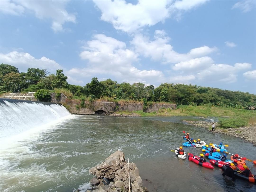 Aksi Menyusuri Arus Sungai Opak